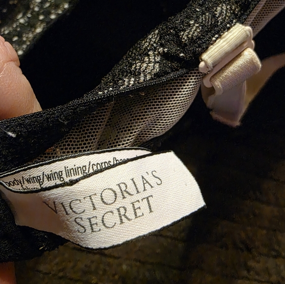 Victorias Secret Bra 36DD - Picture 7 of 7